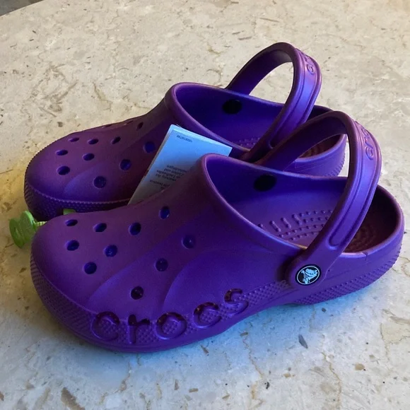 Women’s size 7 / Men’s size 5 purple CROCS
NWT - Picture 2 of 5